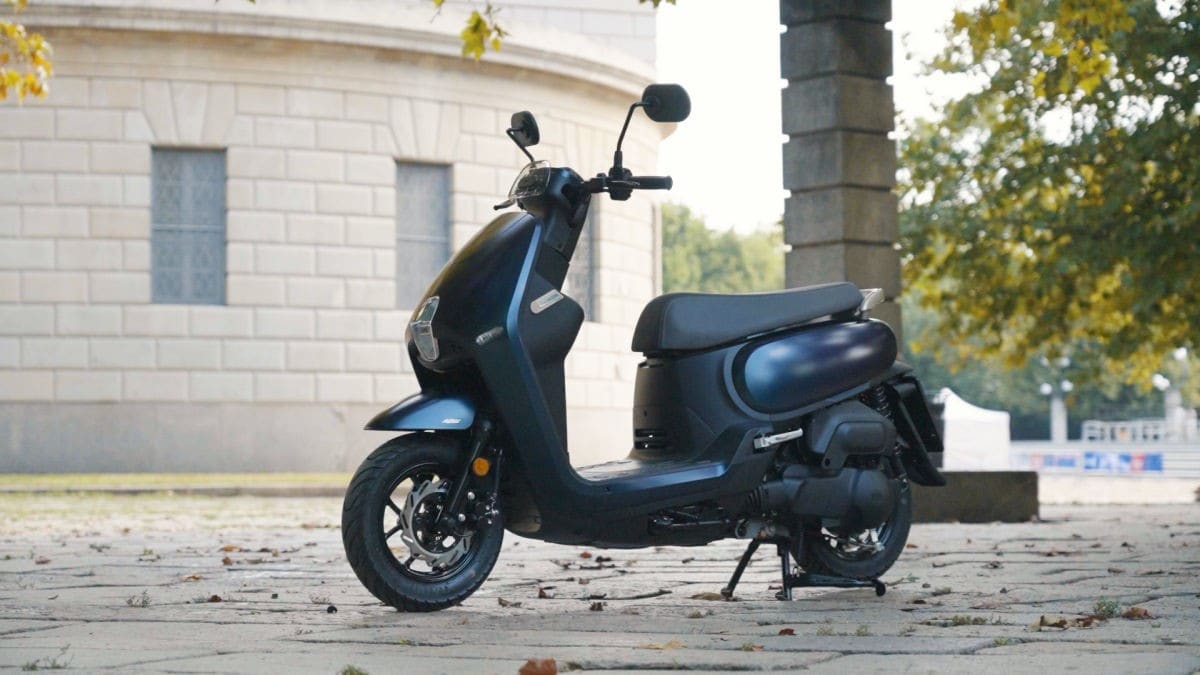 Leggerissimo, pratico e non consuma niente: ecco il SYM Colibrì 125, un nuovo peso piuma per la città